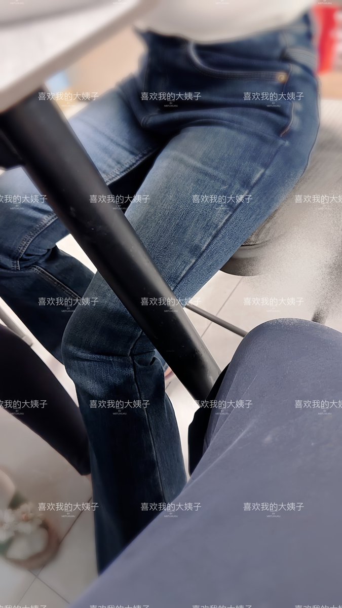 明天就是年了，一家人坐着聊天呢
已经和我爸妈说好了，明天爸妈过来，今年在家里过年，大姐不孤单了 https://t.co/xEioh9AcpK
