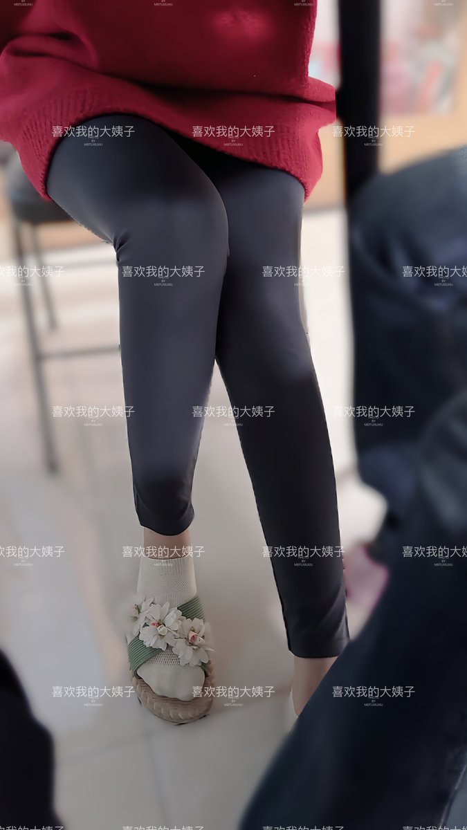 明天就是年了，一家人坐着聊天呢
已经和我爸妈说好了，明天爸妈过来，今年在家里过年，大姐不孤单了 https://t.co/xEioh9AcpK