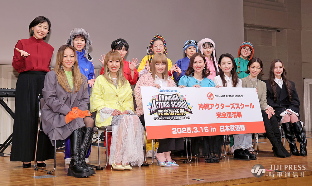 jijicom_ent's tweet photo. 「沖縄アクターズスクール完全復活祭」(3月16日に東京・日本武道館で開催)の制作発表会見が行われ、スクール卒業生と次世代スターの皆さんが出席しました。写真はフォトセッションの様子です。
#沖縄アクターズスクール #牧野アンナ #MAX #島袋寛子 #知念里奈 #輝叶 #Neil #BABYBAND https://t.co/aJY1GOpI6j