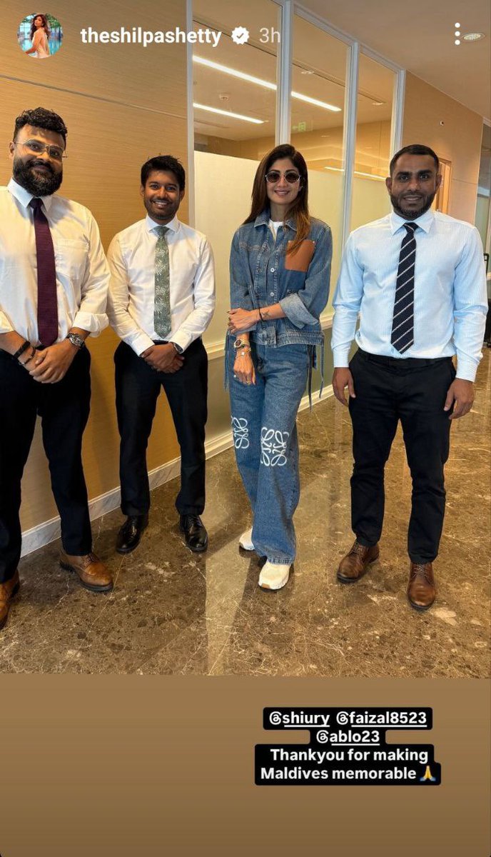 hamxas's tweet photo. Everyone of the public paid people in this photo remembered to share their personal Instagram IDโs but forgot to present the VisitMaldives ID, which was more important (at-least for us) , very easy to understand priorities ๐คฆ๐ฝโโ๏ธ , bunaa meehaa goas vaane #corruptioniscorruption https://t.co/ErT3ZdZ8Zm