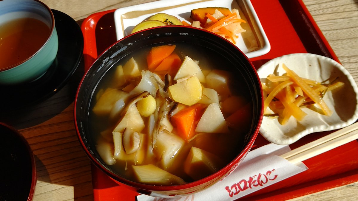 flatodekake's tweet photo. 江口だんごさんののっぺ雑煮。
中にお餅が二つ入っています。

今日は胃の検査のあとのランチでした。
お汁が美味しくて染みる～
今日の私にはちょうど良いランチでした。 https://t.co/RmORGGz1fA