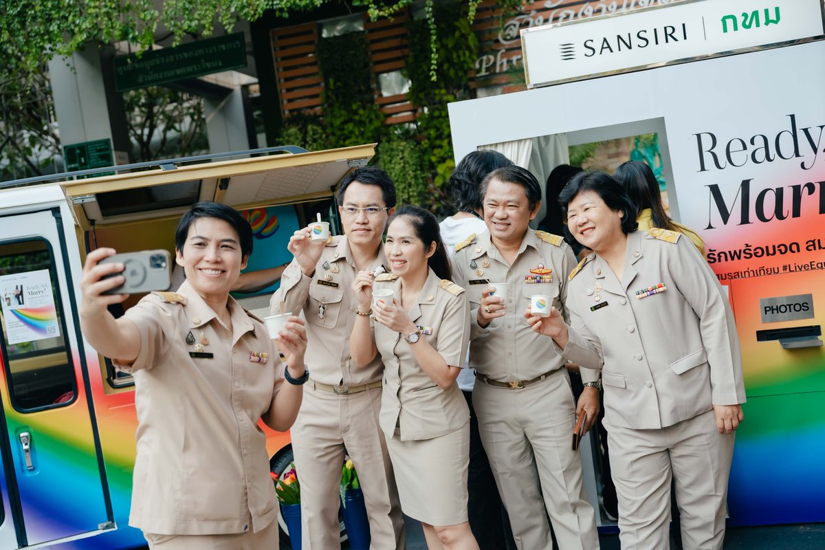 SansiriPLC's tweet photo. #ReadySetMarry 📸มาแล้ววว กับภาพบรรยากาศ กิจกรรม Photo Bus คาราวานรัก Just Married! ประจำวันนี้ ที่แสนสิริได้จัดร่วมกับกรุงเทพมหานคร และสำนักงานเขตพระโขนง 👩🏻❤️👩🏻
เต็มไปด้วยภาพแห่งรอยยิ้มและเสียงหัวเราะของผู้ที่เข้ามาร่วมกิจกรรมของเรา ☺️
Ready, Set, Marry! คลิก https://t.co/GKR85cReiW
#สมรสเท่าเทียม #LiveEqually #Sansiri
