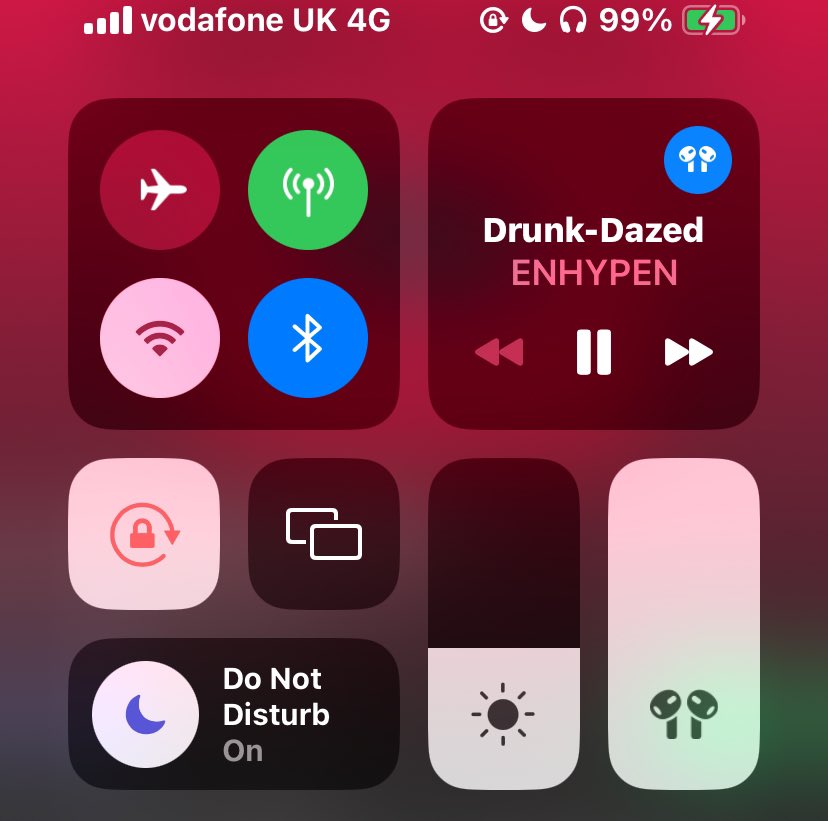 bamgyusmoa's tweet image. the airpods vs the surroundings #college #surviving #barely #kms #whereisfineshyte