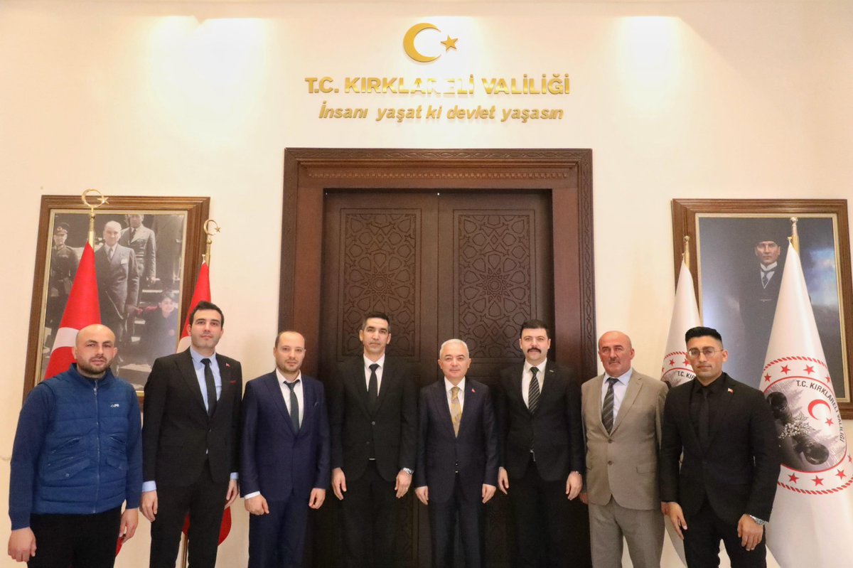 Valimiz Sayın Uğur Turan, Türkiye Kamu Çalışanları Kalkınma ve Dayanışma Vakfı (TÜRKAV) Kırklareli Şubesi Başkanı Can Demirel ve beraberindeki heyeti Valilik Makamında Kabul etti. ⬇️