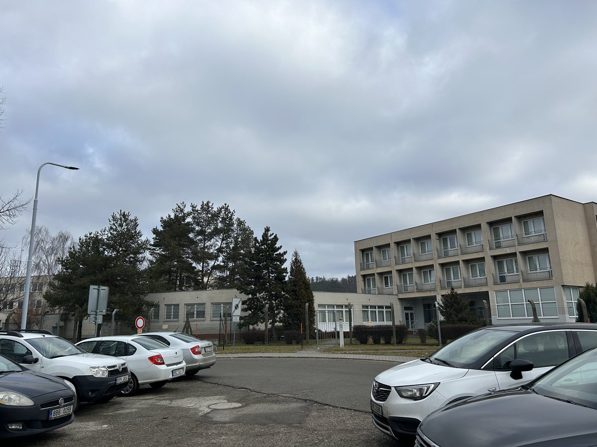 Vrah své manželky, spisovatelky Simony Monyové, zůstává ve vězení. Ani letos okresní soud nevyhověl návrhu na propuštění. Boris Ingr podle soudkyně dostatečně neprojevil lítost a nesplnil dříve stanovené podmínky nápravného programu. Z 15 let trestu mu zbývá odpykat rok.