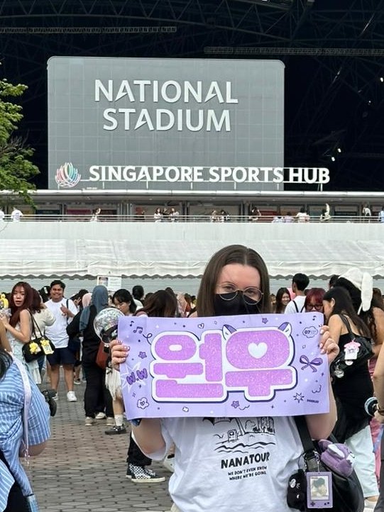 everyone_woola's tweet photo. wonwoo's big smile yesterday when he saw my slogan 💜 made my day 🥺

#WONWOO
#원우 #세븐틴 #SEVENTEEN
#SEVENTEEN_RIGHT_HERE_IN_SINGAPORE 
#SVT_RIGHT_HERE_IN_SINGAPORE https://t.co/eLlDMh8TFX