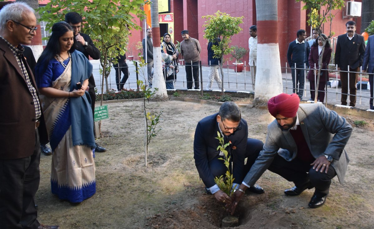 prodefencechan1's tweet photo. On the occasion, Sh. Sham Dev, PCDA (Army) Chandigarh, unfurling the National Flag said " We're fortunate to live in a true &amp; full-fledged republic." #RepublicDay2025 #NationalPride #PCDA https://t.co/uGREzuEudq