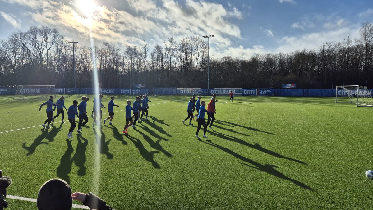 NiklasHeiden's tweet photo. Öffentliches Training bei #HolsteinKiel vor dem Duell beim #FCBayernMünchen. Neben den Langzeitverletzten Carl #Johansson, Alexander #Bernhardsson, Colin #KleineBekel und Patrick #Erras fehlen auch Shuto #Mschino (Infekt) und Marvin Schulz (Aufbautraining). #KSV #FCB #Bundesliga https://t.co/5HURVLUcnO