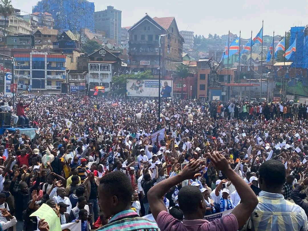 #RDC :Lundi matin, des milliers de personnes manifestent à #Bukavu, dans l'Est de la RDC, pour dénoncer l'agression rwandaise à travers les #m23, exiger le départ des troupes rwandaises et demander une aide humanitaire pour les déplacés.