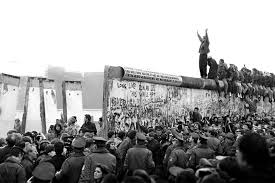 HistoryNomad24's tweet photo. -The Day the Berlin Wall Fell -
On November 9, 1989, a simple slip in communication led to the fall of the Berlin Wall. A press conference announced free passage—history was made!  #ColdWarHistory https://t.co/xwJhGvMsst