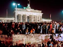 HistoryNomad24's tweet photo. -The Day the Berlin Wall Fell -
On November 9, 1989, a simple slip in communication led to the fall of the Berlin Wall. A press conference announced free passage—history was made!  #ColdWarHistory https://t.co/xwJhGvMsst