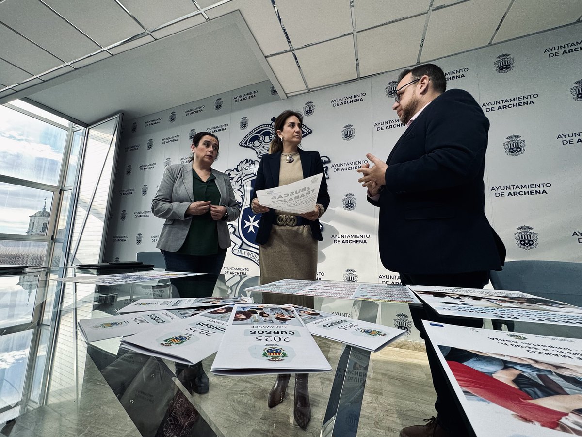 AytoArchena's tweet photo. Presentamos la Agencia de Colocación de Archena

🚀 Impulsamos el empleo local y la economía de nuestro municipio 

➡️ Un puente hacia nuevas oportunidades: Este organismo se convierte en un motor clave para la dinamización económica de Archena. 

👌 Ha atendido a más de 300 usuarios en búsqueda de empleo y formación en sus primeros días de funcionamiento. 

Los demandantes de empleo y/o formación y el tejido empresarial puede informarse del servicio de la agencia a través link.

🔗 : https://t.co/BT9PfY3w2f

💬 @Patriciaflopez : “Este es un proyecto público y gratuito con visión de futuro. Apoyamos a las personas desempleadas y facilitamos a las empresas la captación de talento cualificado”.

💡Gracias a esta iniciativa, y a la gedtion en materia de empleo nuestra tasa de paro se sitúa en un 8,03%, una cifra récord.

#ArchenaAvanza #EmpleoLocal