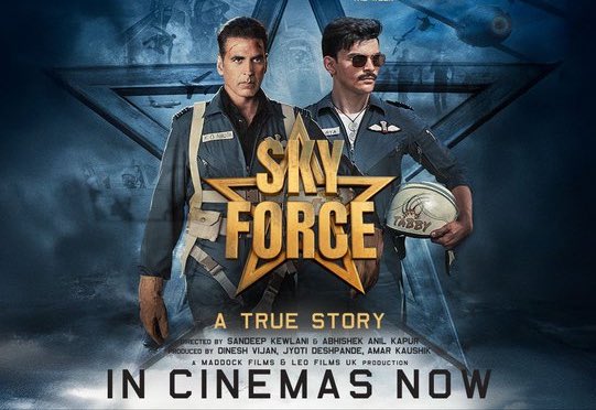 BawarchiTT's tweet image. #SkyForce holds steady on Day 4 (1st Monday)! 💥

📊 All-India 5,601 shows collect ₹1.53Cr (6.61% of Day 1).
💼 Day 1 (Fri): ₹3.08Cr.

The action continues to soar across the nation! Will it pick up pace midweek? 🛫🔥

#SkyForceBoxOffice #MondayNumbers #BoxOfficeIndia