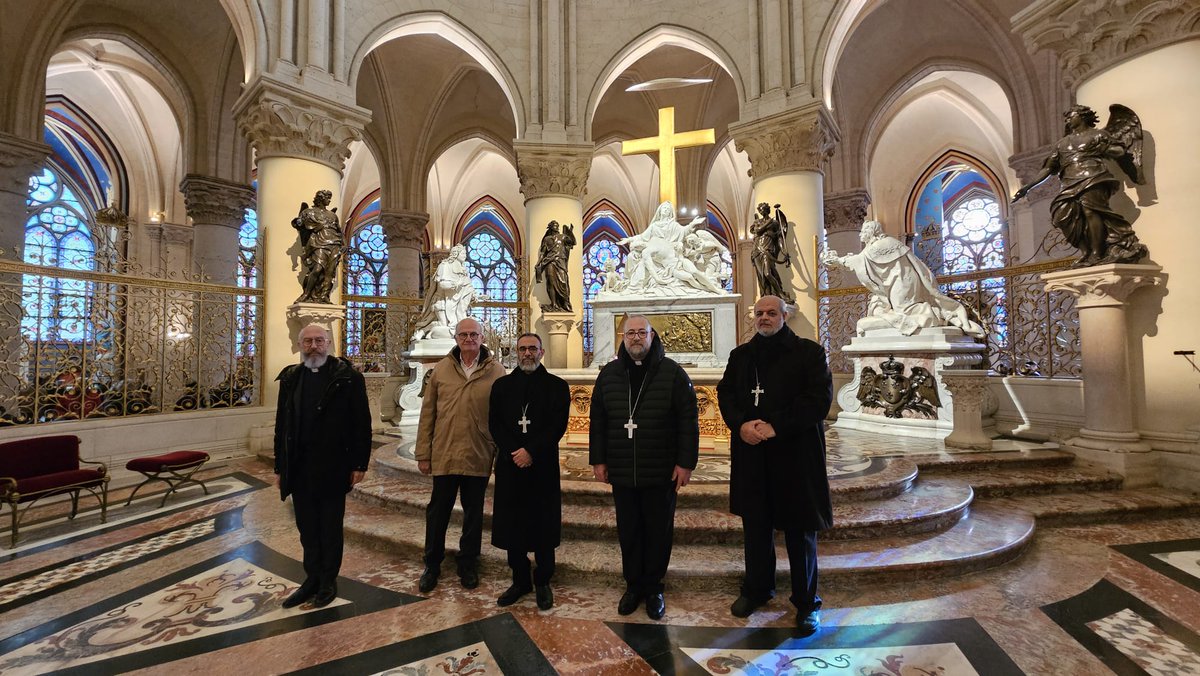 OeuvredOrient's tweet photo. #Egypte 🇪🇬➡️Trois évêques #coptes sont venus passer quelques jours à Paris. Ils en ont profité pour visiter la cathédrale @notredameparis, rencontrer @MgrGollnisch , directeur de L'Œuvre d'Orient avec le secrétaire général de l'épiscopat, le père Hugues de Woillemont, et aller célébrer dans la communauté locale à Notre-Dame d'#Egypte.