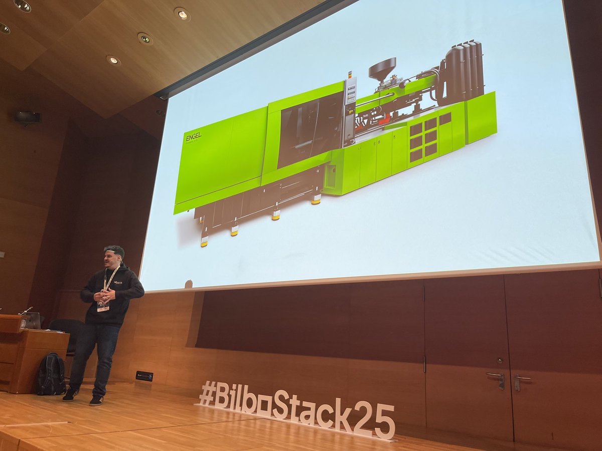 pedropaparicio's tweet image. @fdiazgarrido nos enseño los problemas de una fabrica automatizada. De una forma muy clara y gráfica. Y como con data se puede mitigar o solucionar los problemas. Pobre Piotr!!! Hehehe #bilbostack25 
Me marco: “Empatía con la data”