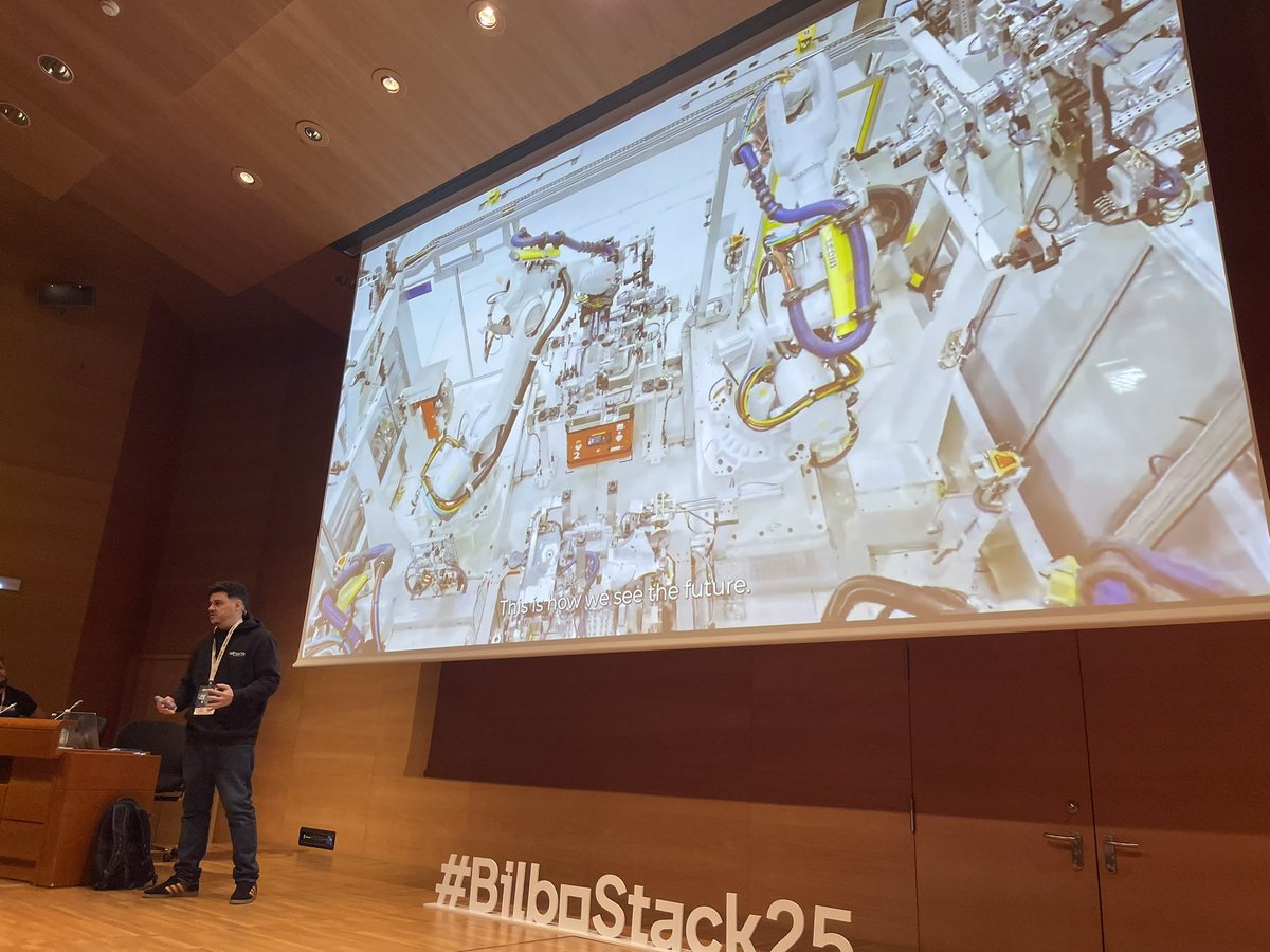 pedropaparicio's tweet image. @fdiazgarrido nos enseño los problemas de una fabrica automatizada. De una forma muy clara y gráfica. Y como con data se puede mitigar o solucionar los problemas. Pobre Piotr!!! Hehehe #bilbostack25 
Me marco: “Empatía con la data”