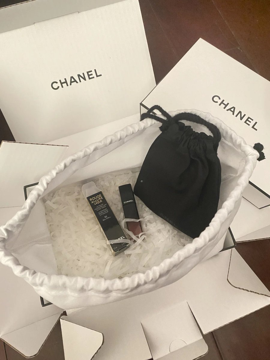 Today, a friend gave me Chanel lipstick as a gift. Thank you, my dear friend.