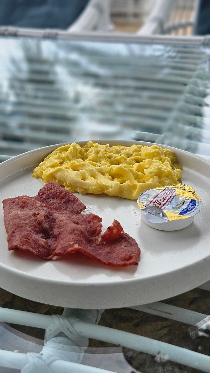 With chronic insomnia, my eating pattern has changed drastically.
Frequent small meals throughout the day, and night.
With all the fasting craze going on, I'm happy to report grazing works better for me hormone wise.