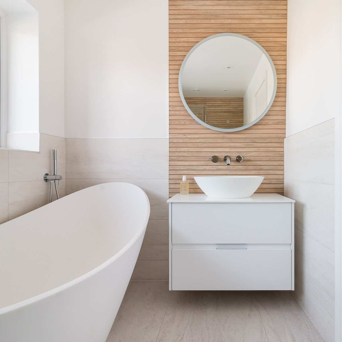 The latest bathroom trends are about tranquility, with 2025 seeing a focus on natural materials like stone and warm wood. Like these wood-effect slatted tiles and neutral tones in this stunning bathroom transformation I shot for <a href="/BromBathCo/">The Bromley Bathroom Company</a> 🔥❤️
#interiorsphotographerbromley