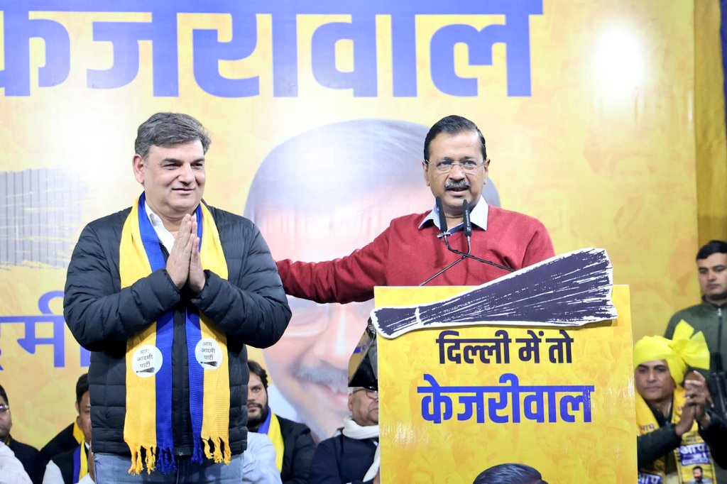 aapkabalraj's tweet photo. 5 फ़रवरी, भाजपा होगी साफ़ 
दिल्ली में जीतेगी AAP ✌️

आम आदमी पार्टी के राष्ट्रीय संयोजक श्री @ArvindKejriwal जी ने पालम विधानसभा में विशाल जनसभा को संबोधित कर झाड़ू का बटन दबाने की अपील की।

पालम विधानसभा परिवार वालों का उत्साह और जोश ने बता दिया है कि काम की राजनीति के नायक अरविंद केजरीवाल जी को ही वो अपना मुख्यमंत्री बनायेंगे 💯