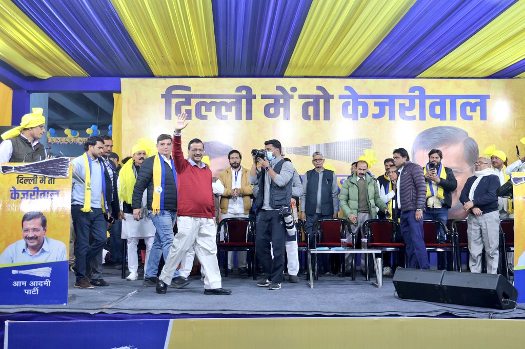 aapkabalraj's tweet photo. 5 फ़रवरी, भाजपा होगी साफ़ 
दिल्ली में जीतेगी AAP ✌️

आम आदमी पार्टी के राष्ट्रीय संयोजक श्री @ArvindKejriwal जी ने पालम विधानसभा में विशाल जनसभा को संबोधित कर झाड़ू का बटन दबाने की अपील की।

पालम विधानसभा परिवार वालों का उत्साह और जोश ने बता दिया है कि काम की राजनीति के नायक अरविंद केजरीवाल जी को ही वो अपना मुख्यमंत्री बनायेंगे 💯