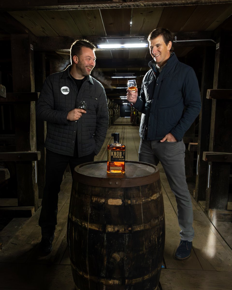 justaddbourbon's tweet photo. Look who we spotted in #BourbonCountry ... former NFL QB Eli Manning! π He stopped by the @BeamDistilling rickhouse to select a special release of @KnobCreek Single Barrel Bourbon along with Master Distiller Freddie Noe.
#KnobCreekBourbon #BoldPicks #EliManning #JustAddBourbon https://t.co/mqSpdoYoW6