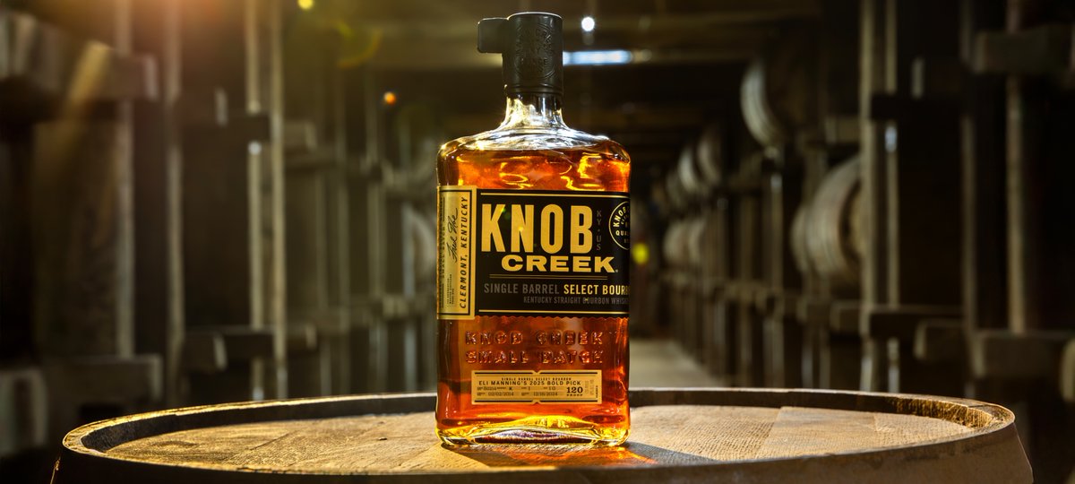 justaddbourbon's tweet photo. Look who we spotted in #BourbonCountry ... former NFL QB Eli Manning! π He stopped by the @BeamDistilling rickhouse to select a special release of @KnobCreek Single Barrel Bourbon along with Master Distiller Freddie Noe.
#KnobCreekBourbon #BoldPicks #EliManning #JustAddBourbon https://t.co/mqSpdoYoW6