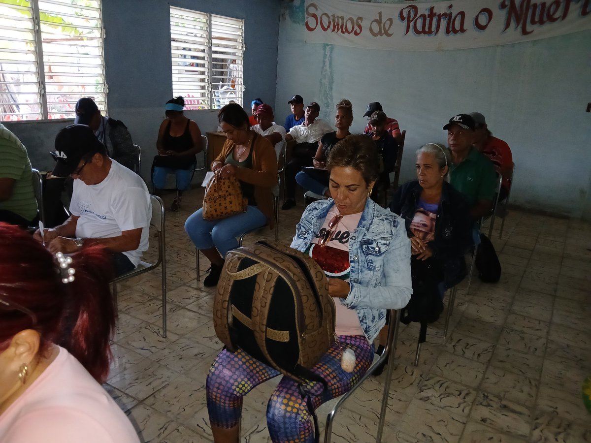 La Empresa Comercio y Gastronomía jobabo en sesión de trabajo de conjunto con Directores de UEB chequeando  indicadores económicos,bancarización y otros