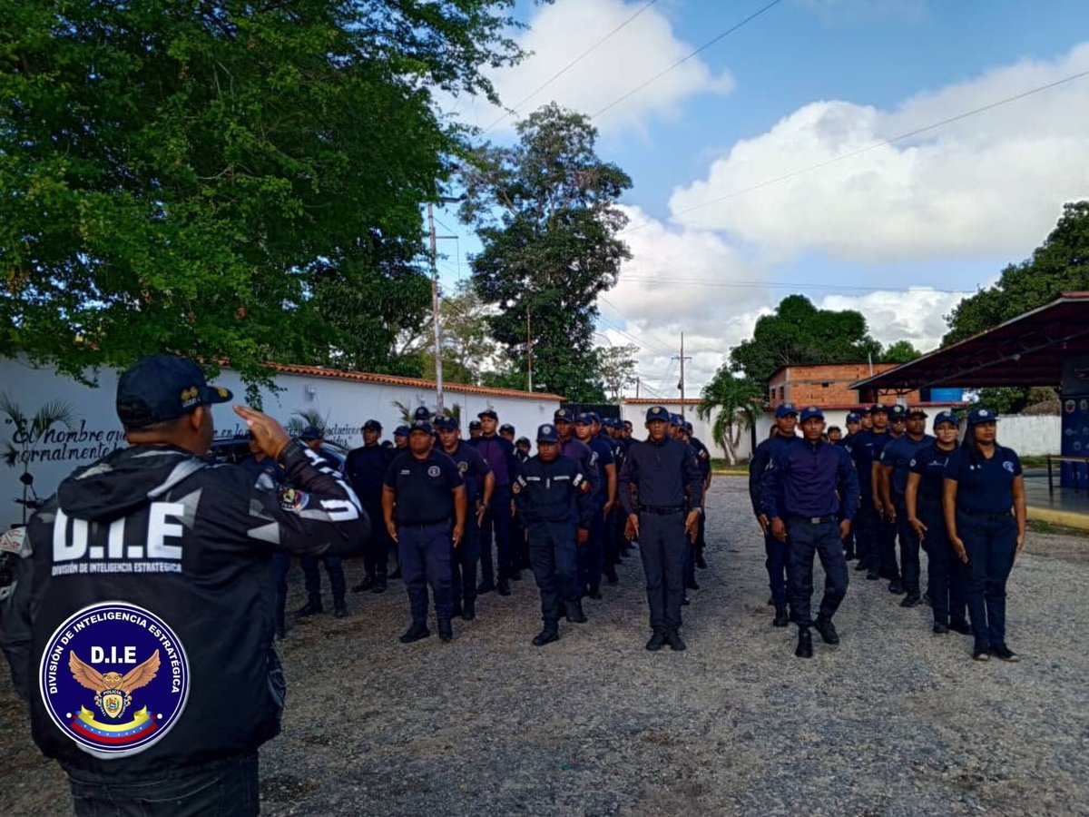 die_monagas's tweet photo. Funcionarios pertenecientes a la División de Inteligencia Estratégica del estado Monagas   realizan formación de lunes cívico a cargo del Primer Comisario   Lockiby Javier  quien giró instrucciones para cumplir con el trabajo de día a día. https://t.co/QScdCm4tEQ