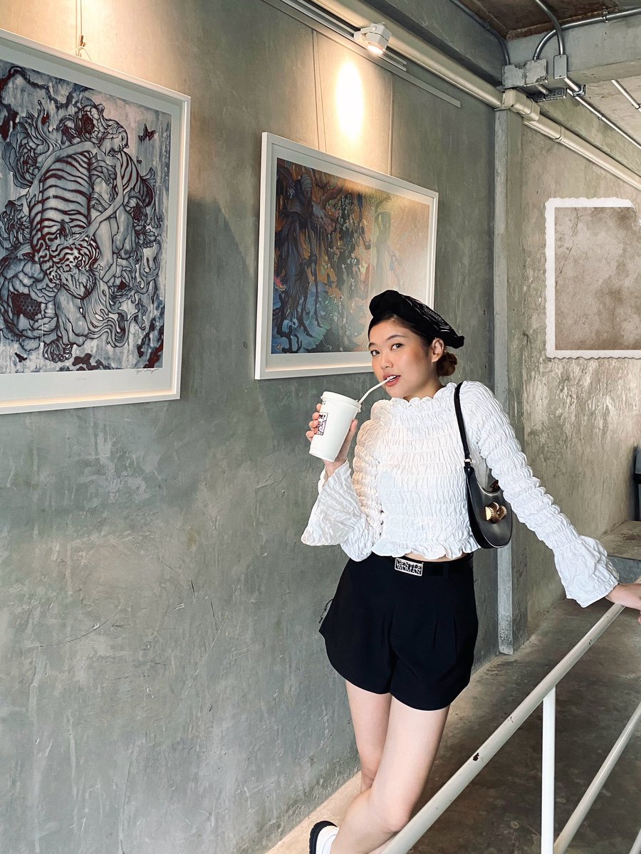RibbinGirlster's tweet photo. Timo and Tintin Coffee &amp; Tee
มาดื่มกาแฟ เสพความอาร์ต 
ที่นี่! คาเฟ่ อาร์ตแกลลอรี่ สไตล์ลอฟท์
มีถึง 5 ชั้นด้วยกัน แต่ละชั้นก็จะมีมุมแกลลอรี่ 
มุมถ่ายรูป โซนนั่งทำงาน ส่วนบนสุด
ชั้นดาดฟ้าวิวดีมาก
📍พิกัด :: ซ.วานิช 2 ตลาดน้อย ถ.เจริญกรุง กรุงเทพ
@aroii
#คาเฟ่ https://t.co/Qxhloj9Yli