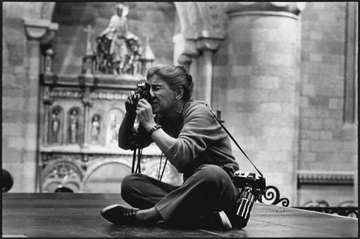 ProfesorJonk's tweet photo. "La fotografía es un fenómeno extraño... Confías en tu ojo y no puedes evitar desnudar tu alma".
Inge Morath.
Fotógrafos que nos emocionan.
#Efemeride #IngeMorath #fotografia https://t.co/eaHRFFA1QD