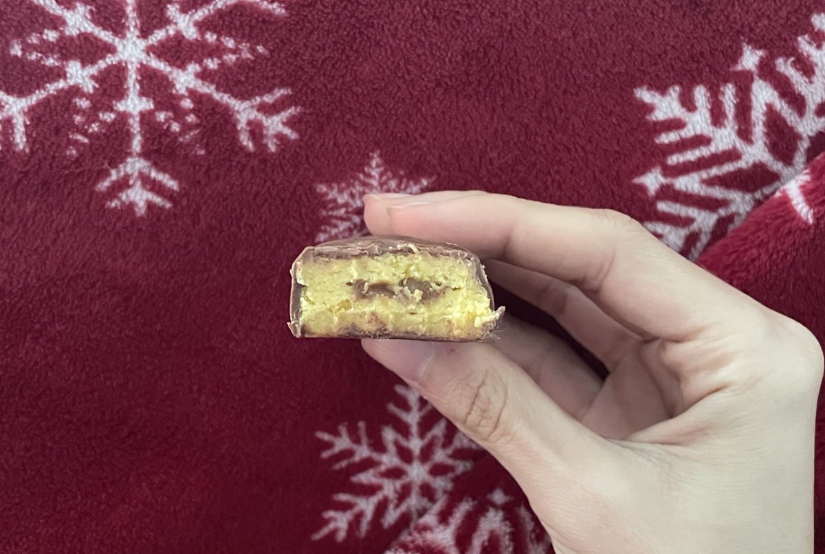 LOHILO banoffe soft protein bar

(8/10) really delicious but i thought the eftertaste was a bit artificial

i really like lohilos bars but they are so chewy i get exhausted eating them😩