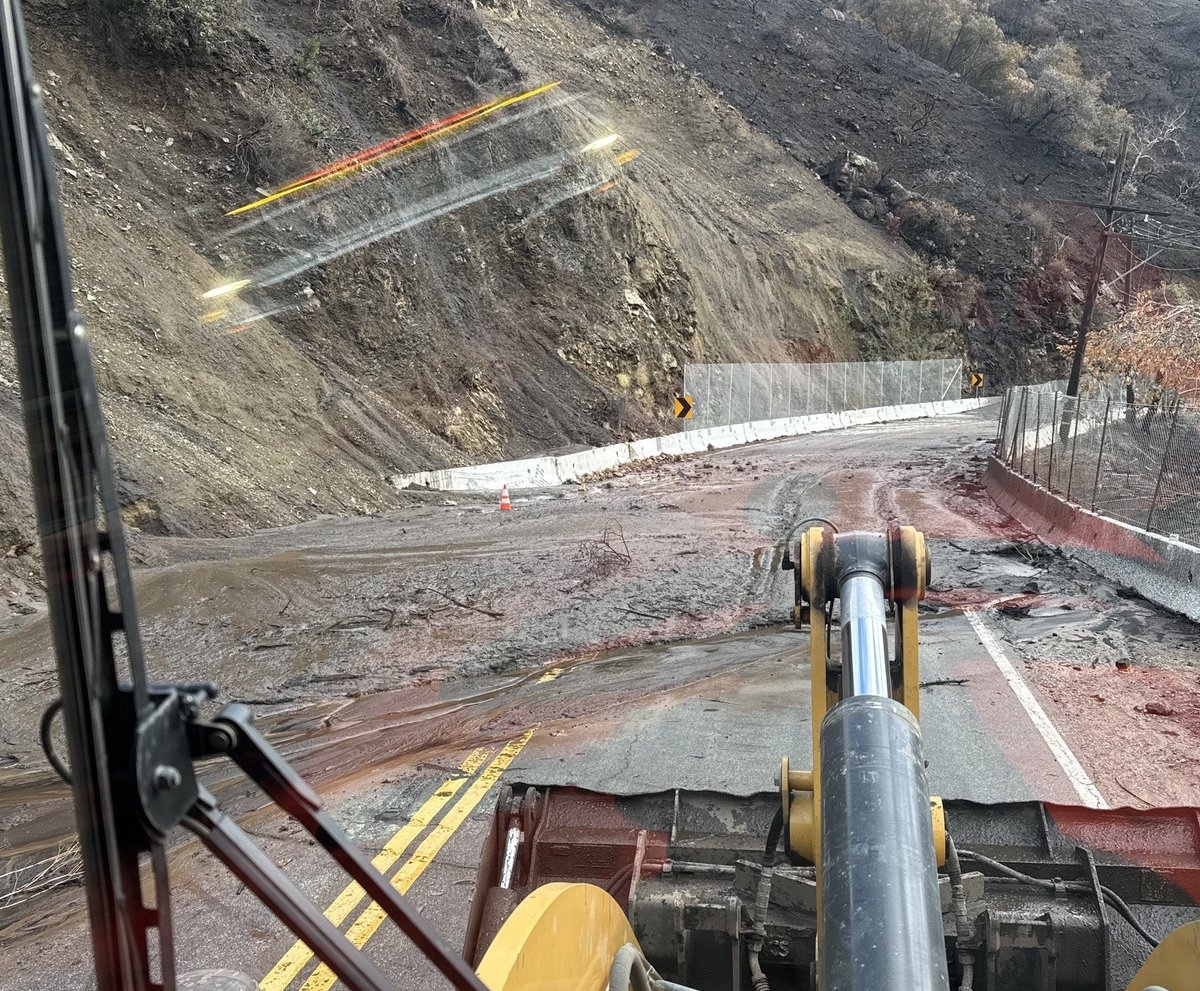 CaltransDist7's tweet image. 🚧 SR27 #Topanga Canyon Blvd is closed at #PCH SR1 due to mud &amp;amp; debris. These photos taken Sun. 1/26.  See current closures on state highways at QuickMap.dot.ca.gov - The recent fires increased risk of mudslides, flash floods &amp;amp; debris flows. #PalisadesFire #EatonFire