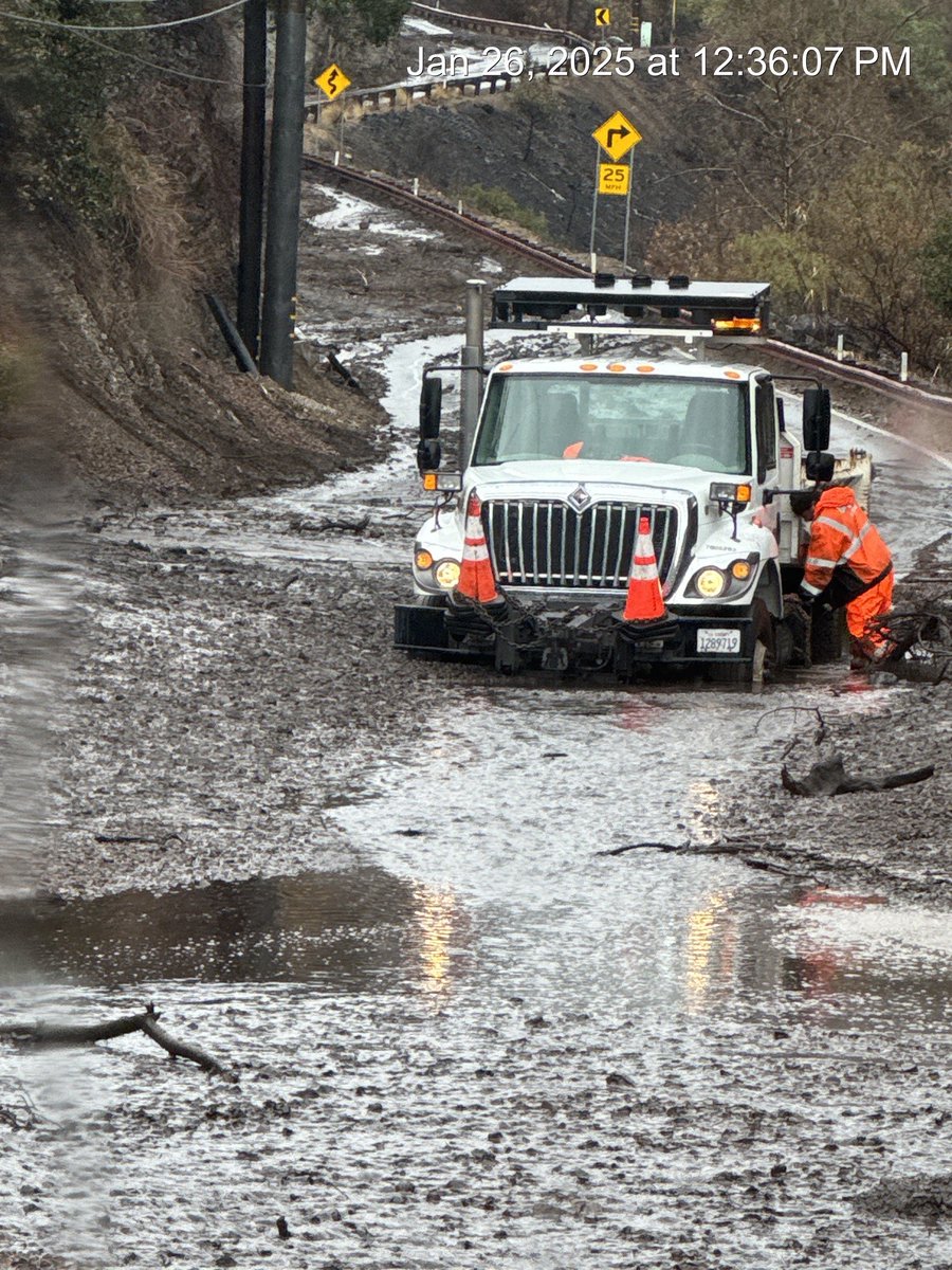 CaltransDist7's tweet image. 🚧 SR27 #Topanga Canyon Blvd is closed at #PCH SR1 due to mud &amp;amp; debris. These photos taken Sun. 1/26.  See current closures on state highways at QuickMap.dot.ca.gov - The recent fires increased risk of mudslides, flash floods &amp;amp; debris flows. #PalisadesFire #EatonFire