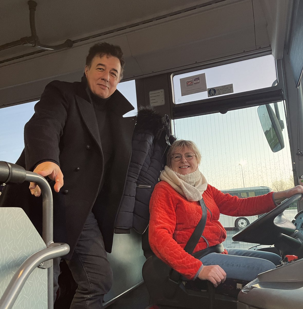 École rurale du futur | Ce matin, le Recteur <a href="/emmanuel_ethis/">Emmanuel Ethis</a> a accompagné les élèves dans l’un des cars scolaires qui desservent le collège du Prat Eles de Belle-Isle-en-Terre (22)
Moment clé de la journée, le transport scolaire met en condition les élèves pour les apprentissages