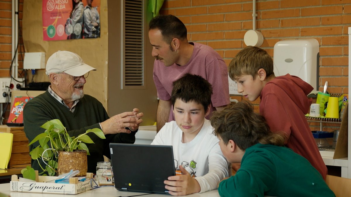 RTVECatalunya's tweet photo. 👩💻 Les noves tecnologies han obert un gran ventall de possibilitats a l'hora d'aprendre i ensenyar.
🚙 Avui ho descobrim a #EnRouter de la mà de Thais Villas des del #Moianès!
👉 A les 10:30h a @La1_tve i a RTVE Play Catalunya
🔗 https://t.co/3uQdLW2Nqf https://t.co/s1adTEkis4