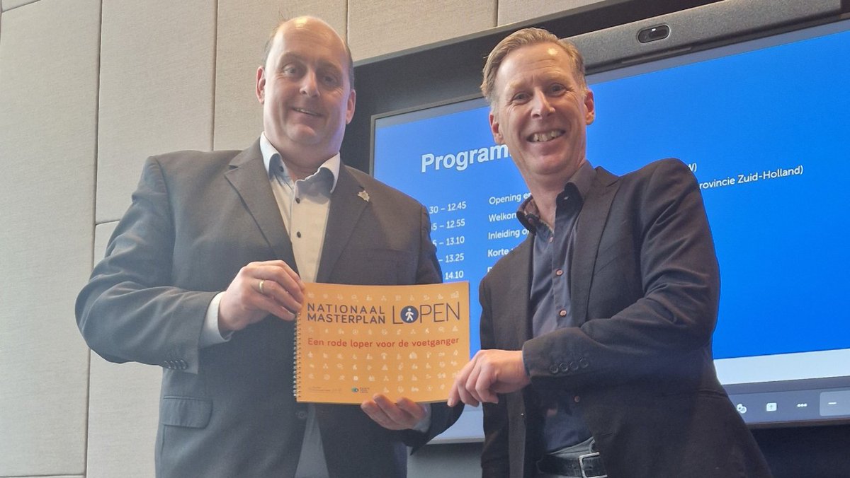 “Fijn om naar de tekentafel terug te gaan en te ontwerpen vanuit de #voetganger!” Vorige week was <a href="/zuid_holland/">Provincie Zuid-Holland</a> gastheer van het ontwerpcafé voetgangers dat het <a href="/crow_nl/">CROW</a> organiseerde. Hier ontvangt de gedeputeerde het #NationaalMasterplanLopen. Meer info: linkedin.com/pulse/lopen-ke…