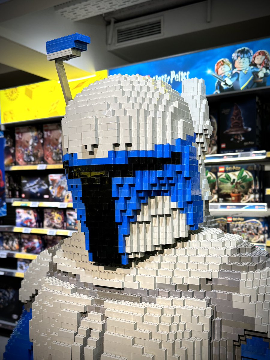 NeedMoBricks's tweet photo. Life size, brick built Jango Fett statue on display in the LEGO Store at LEGOLAND Billund.

#NeedMoBricks #LEGO #JangoFett #LEGOLANDBillund #Mandalorian #LEGOStarWars #AFOL https://t.co/0GInv8CP1l