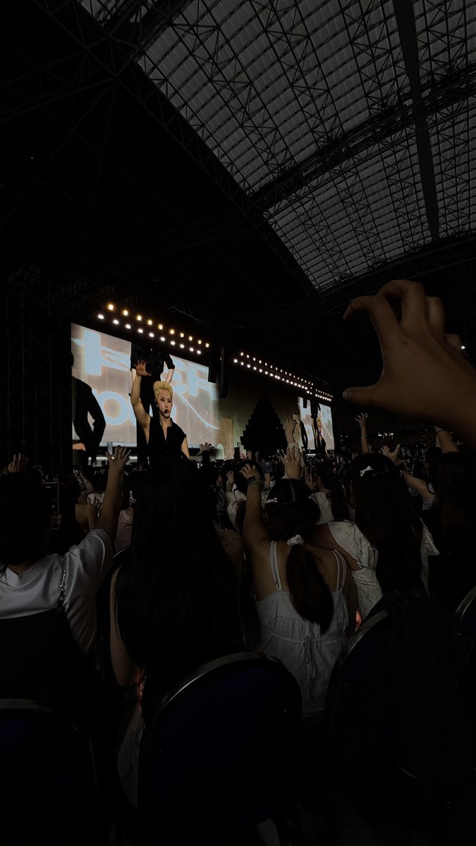 chwevernonc's tweet photo. singapore… horanghae lah https://t.co/P5aAGVxOwu