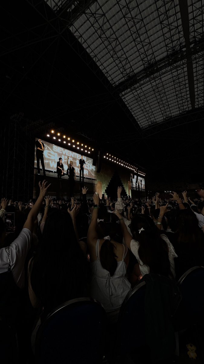 chwevernonc's tweet photo. singapore… horanghae lah https://t.co/P5aAGVxOwu