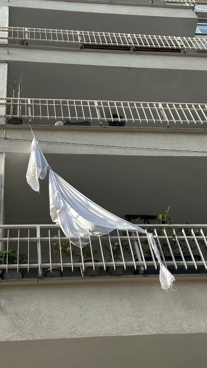 nilayornek's tweet photo. Dün birkaç arkadaşım "bir arkadaşım yaptı, ben de yapıyorum" demişti. Bugün görünce çektim. Evlerinin balkonlarından çarşafları bağlayıp protesto eden insanlar. Bir iç döküş. Nasıl sessiz, nasıl sembolik. #grandkartalotelcinayeti
#oksijenimkalmadı https://t.co/rPqvxqFgUa