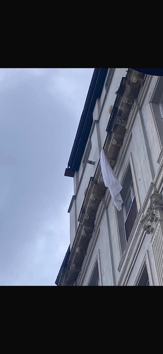 Dün birkaç arkadaşım "bir arkadaşım yaptı, ben de yapıyorum" demişti. Bugün görünce çektim. Evlerinin balkonlarından çarşafları bağlayıp protesto eden insanlar. Bir iç döküş. Nasıl sessiz, nasıl sembolik. #grandkartalotelcinayeti
#oksijenimkalmadı