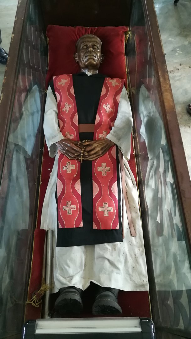 He isn't incorrupt, his body was totally corrupt, only his bones remained. What you see there is just a metalic cast, just like the silicone casts made on the bones of modern day saints who's bodies were corrupt <a href="/FriarJ/">Friar JoshuaMary, OP</a>