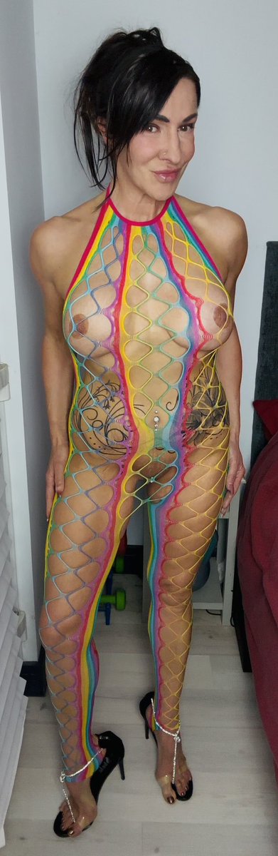beouffy's tweet photo. Bringing 🌈 vibes to this wet and windy day!

For more photos and videos please visit my FREE page MatureFemaleFitness at https://t.co/OFDvHLXiFA

MatureFemaleFitness 💪 
#FitnessMotivation 
Fit at 55
#onlyfans https://t.co/MYwE1nGKTO