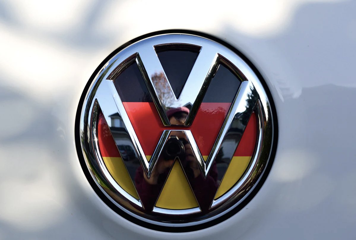 BRICSinfo's tweet photo. JUST IN: 🇨🇳🇩🇪 Volkswagen is prepared to let Chinese electric carmakers take over production lines in its struggling German factories. https://t.co/K2Siuz6t2Y