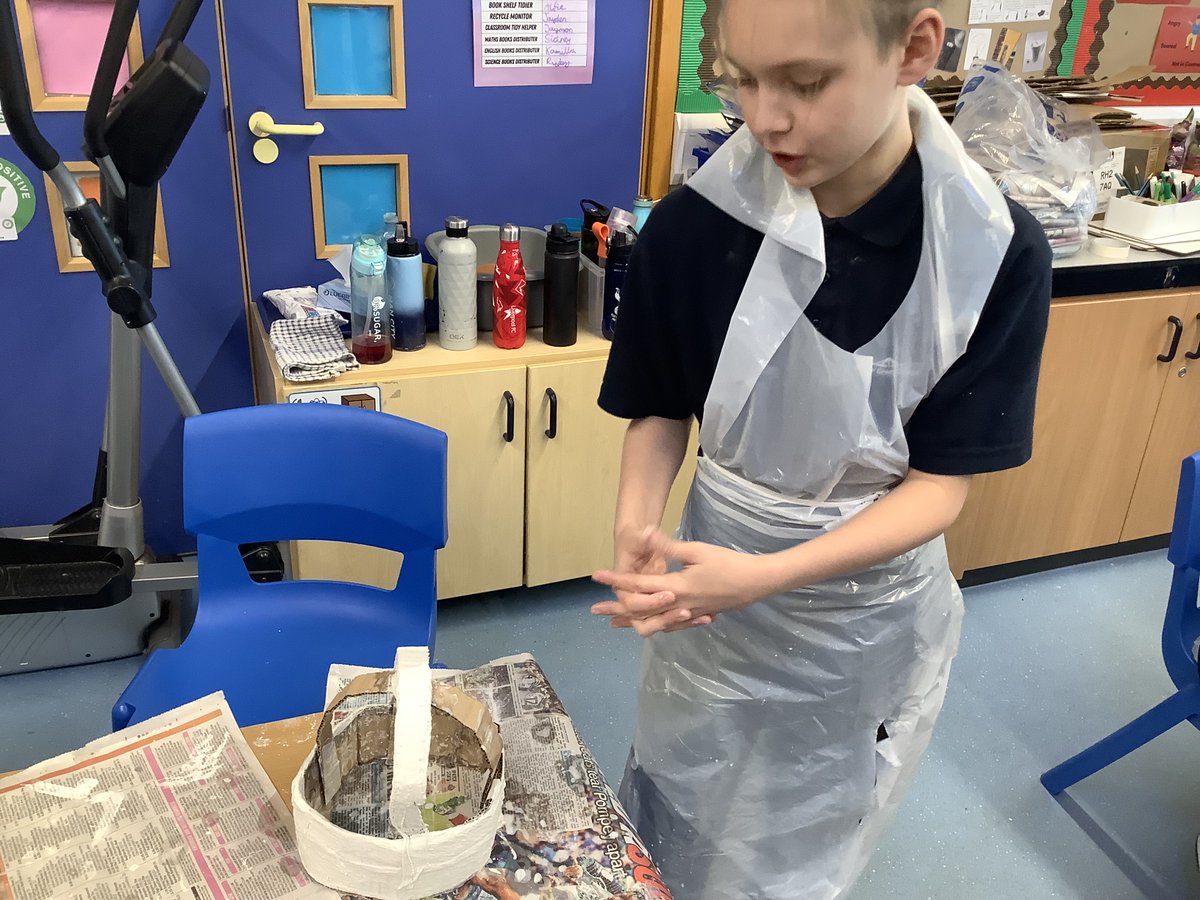 Learning history with a royal twist! Students in 3EB are designing their own crowns, stepping into the shoes of kings and queens from the past 🙂