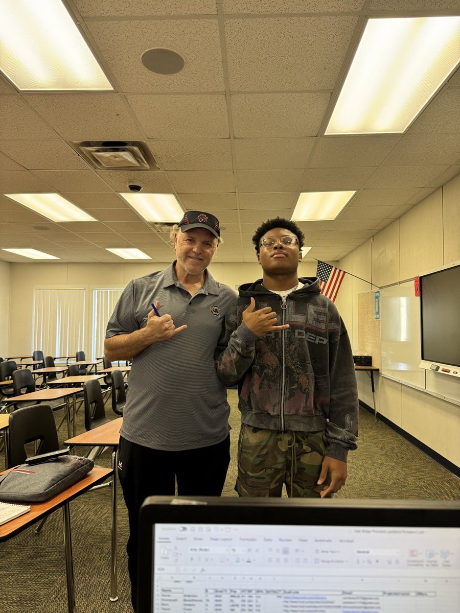 Big shout out! To <a href="/JoeDecamillis/">Joe DeCamillis</a> for stopping by and talking to me and a couple of my teammates and to <a href="/coachsmith352/">Antony Smith</a> for giving the opportunity <a href="/GamecockFB/">South Carolina Football</a> 
#agtg #makeoakridgegreatagain