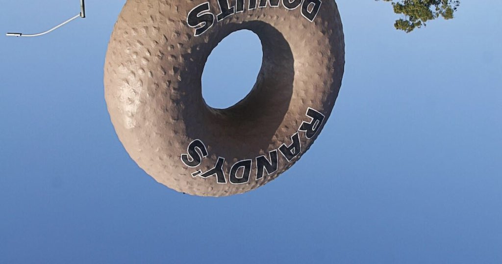 an alternate history where László Tóth arrives in LA instead of NY