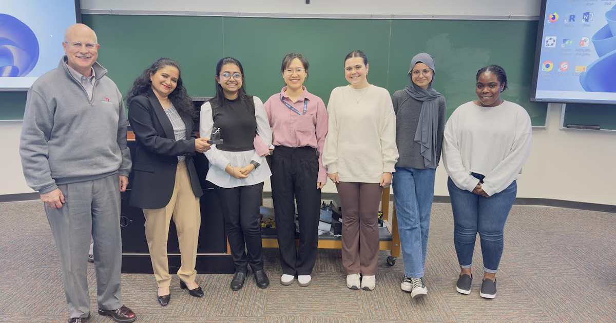 UDaytonCAS's tweet image. .@univofdayton students dove into an innovative learning experience with a “molecular biology shark tank,” pitching products or services that address significant societal issues using genes, genomes or genomics: udayton.co/f0X