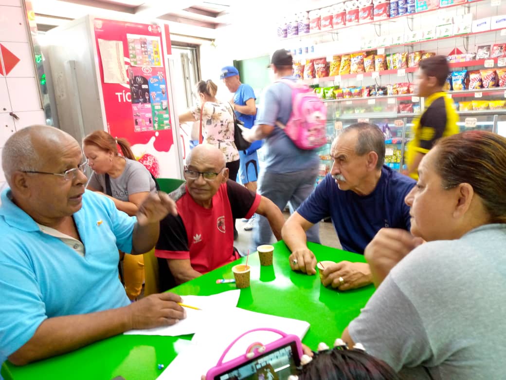 AD_CulturaCcs22's tweet photo. Este Domingo 26 de Enero. Se llevó a cabo la primera reunión de la parroquia Sucre Victor Díaz Secretario General y Xiomara Jiménez. Secretaria de Organización, Saul Morales coordinador de Zona, Henry Zerpa, Rubén Moncada y Mileydi Torres del CES- Ccs.
#ADCesCcs
#Maelecad https://t.co/6GPVThRM5F